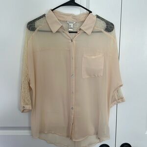 FOREVER21
BEIGE LACE BUTTON UP BLOUSE